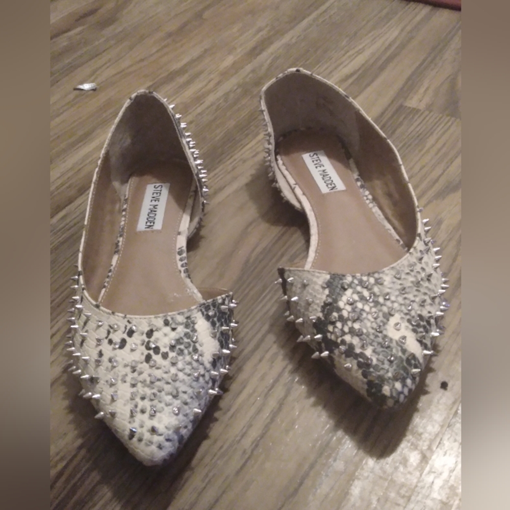 Spiked snakeskin flats